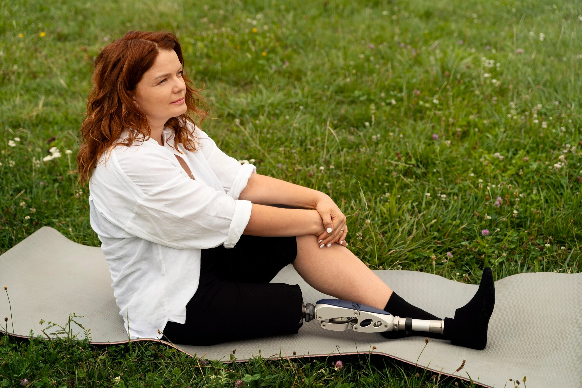 Persoană făcând exerciții în natură pentru sănătatea picioarelor